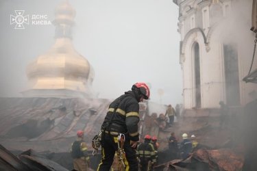 Фото 16 — Росія атакувала Київ: у Києво-Печерській лаврі масштабна пожежа, пошкоджено кіностудію Довженка (ФОТО)