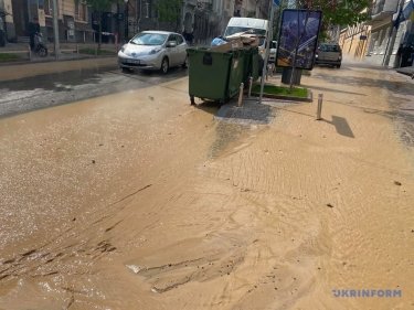 Фото 5 — Улицу в центре Киева залило грязной горячей водой (ФОТО, ВИДЕО)