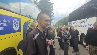 Фото 9 — В День Независимости состоялся обмен пленными: домой вернули военных и гражданских (ФОТО)