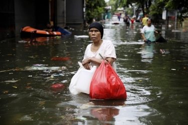Фото 3 — В Индонезии наводнения унесли жизни 60 человек (ФОТО)