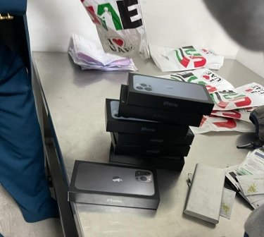 Фото 7 — В "Борисполе" пассажир-"черепаха" пытался ввезти партию iPhone на своем теле (ФОТО, ВИДЕО)