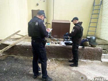 Фото 6 — Полиция задержала подозреваемых во взрыве в банке "Пивденный" в Чернигове: под ним нашли тоннель (ФОТО)