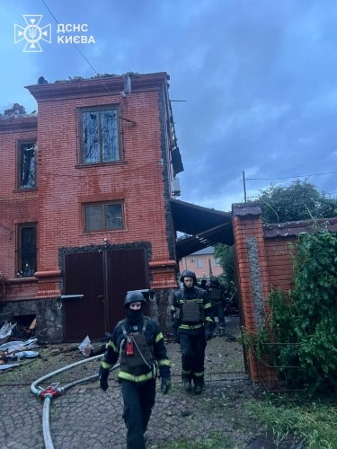 Фото 8 — Росія атакувала Київ: у Києво-Печерській лаврі масштабна пожежа, пошкоджено кіностудію Довженка (ФОТО)