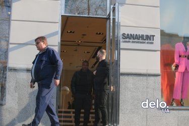 Фото 4 — Элитный бутик в центре Киева возле здания Кабмина решил не закрываться на карантин (ФОТО)