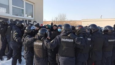 Фото 15 — Во Львове "Нацкорпус" устроил столкновения с полицией на предприятии Козака (ФОТО, ВИДЕО)