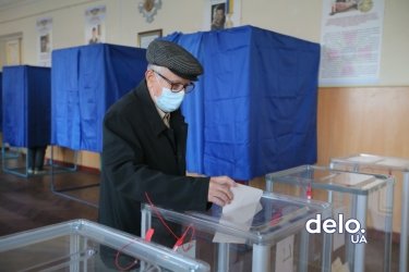 Фото 10 — День выборов: как Украина голосует во время пандемии (ФОТОРЕПОРТАЖ)