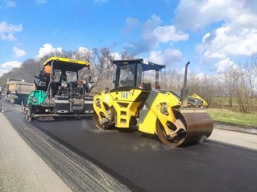 Фото 7 — Ремонт доріг в Україні: за добу ліквідовано 91 тис. кв. м пошкоджень на державних трасах