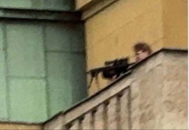 Фото 2 — Люди вылезали на фасад: в университете Праги произошла стрельба, есть погибшие (ФОТО/ВИДЕО)