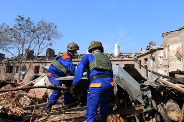 Фото 10 — Число погибших в результате российского удара по общежитию в Харькове возросло до 12
