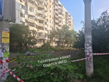 Фото 3 — В Одессе три человека погибли из-за попадания обломков дрона в многоэтажку (ФОТО, ВИДЕО)