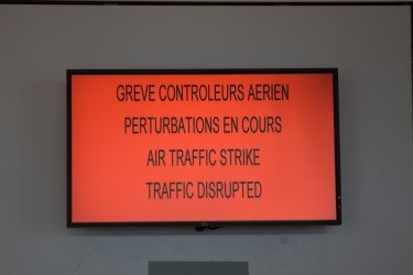 Фото 10 — Закрытое небо: что происходило в европейских аэропортах во время забастовки французских авиадиспетчеров (фото)