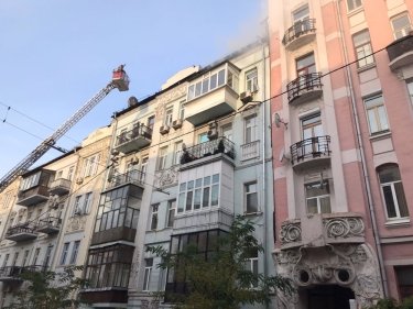 Фото 3 — Возле Майдана Независимости в Киеве полыхал жилой дом (ФОТО, ВИДЕО)