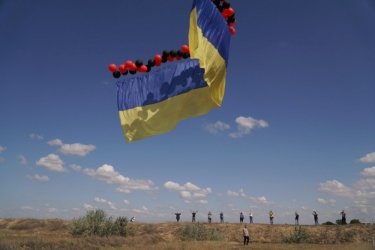 Фото 3 — Активисты запустили в небо над Крымом огромный украинский флаг (ФОТО, ВИДЕО)