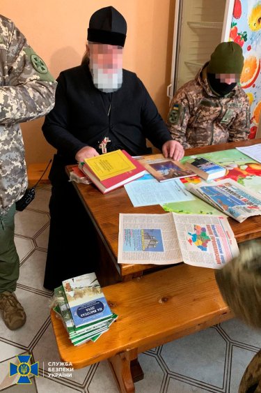 Фото 9 — СБУ завершила меры безопасности в епархиях УПЦ (МП) в девяти областях: нашли российские паспорта, литературу и пропуски оккупантов