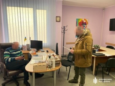 Фото 5 — Воровство на ремонте дорог в Чернигове: ГБР обыскало ОГА, мэрию и ряд компаний