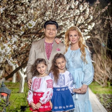 Фото 11 — Конкурсы и спецмарки. Как украинский бизнес, политики и чиновники отмечали День вышиванки