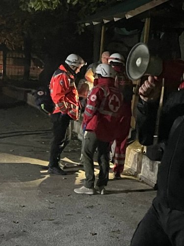Фото 7 — Российская ракета попала в многоэтажку в Запорожье: есть погибшие и раненые (ФОТО)