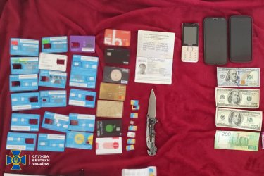 Фото 2 — В Украине разоблачили банду фальшивомонетчиков, которые хотели продать 500 тысяч поддельных долларов