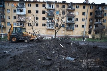 Фото 21 — В Славянске в результате ракетного обстрела частично разрушена пятиэтажка: погибло восемь человек (ФОТО, ВИДЕО)