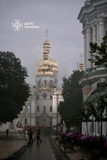 Фото 11 — Росія атакувала Київ: у Києво-Печерській лаврі масштабна пожежа, пошкоджено кіностудію Довженка (ФОТО)