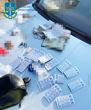 Фото 18 — В Житомирской области задержали восемь членов банды рэкетиров: "попались" из-за угроз военному (ФОТО, ВИДЕО)