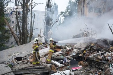 Фото 5 — Росія завдала масованого удару по Києву: є загиблі, десятки постраждалих, зруйновано цілий під’їзд (ФОТО)