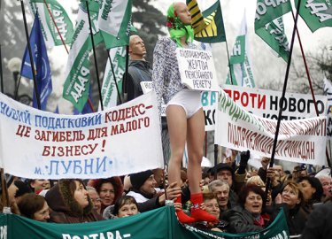 Фото 2 — Решение суда: палатки организаторов протеста против Налогового кодекса будут демонтированы