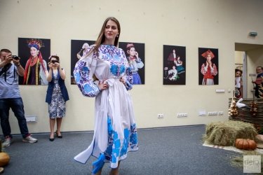 Фото 9 — ArtHub. В Киеве состоялся показ традиционной украинской женской одежды (фото)