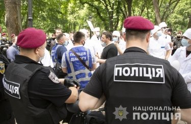 Фото 3 — Протесты в Киеве: задержаны 15 человек, полицейский отстранен за применение силы (ФОТО)