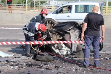Фото 2 — В Киеве столкнулись Chevrolet и Skoda, четверо погибших (ФОТО, ВИДЕО)