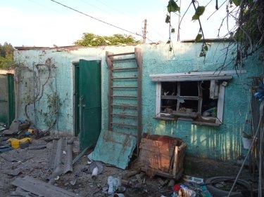 Фото 4 — У Харкові через влучення ворожого снаряда згоріла шкільна бібліотека, загинула жінка