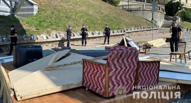 Фото 4 — В Киеве разгромили скандальную выставку на Аллее Небесной Сотни: есть задержанные (ФОТО)