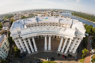 Фото 12 — Масована атака на Київ: пошкоджено будівлю податкової та офіс "Укрпошти", згорів ТРЦ "Квадрат" (ФОТО)