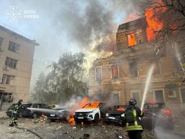 Фото 2 — Російський БпЛА влучив у будівлю Академії наук у Києві: є загибла