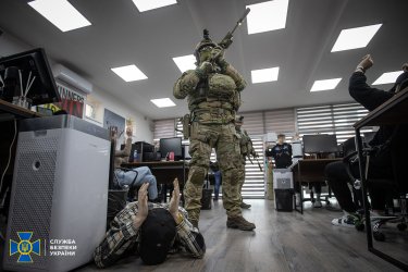 Фото 3 — Украли почти 100 млн грн со счетов жителей Мариуполя: СБУ разоблачила группу мошенников (ФОТО, ВИДЕО)