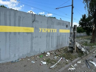 Фото 2 — Армия РФ нанесла массированный удар по Херсону — более 20 человек получили ранения (ФОТО)