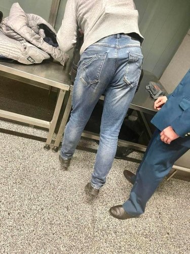 Фото 3 — В "Борисполе" пассажир-"черепаха" пытался ввезти партию iPhone на своем теле (ФОТО, ВИДЕО)