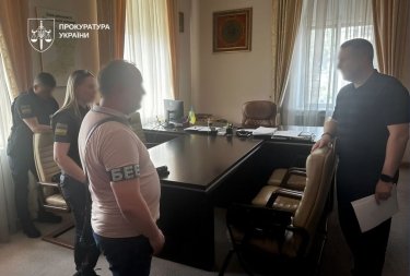 Фото 2 — Мільйонні збитки на імпорті спецтехніки: посадовцям митниці оголосили підозру