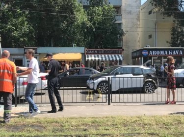 Фото 6 — В Одессе от столкновения авто упала трамвайная остановка, пострадали люди (ФОТО, ВИДЕО)