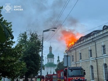 Фото 6 — Росія атакувала Київ: у Києво-Печерській лаврі масштабна пожежа, пошкоджено кіностудію Довженка (ФОТО)