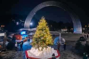 Фото 4 — У Києві біля Арки Дружби народів створили гарну різдвяну локацію (ФОТО)