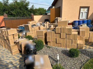 Фото 12 — Под Киевом нашли подпольный цех по производству алкоголя: вывезли 12 тонн фальсификата (ФОТО)