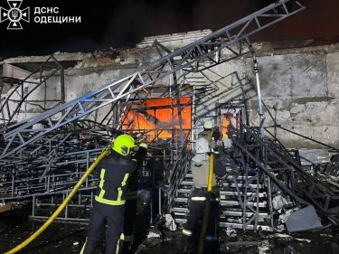 Фото 2 — Внаслідок атаки ворожих дронів в Ізмаїлі зруйновані депо та відділення "Нової пошти" (ФОТО)