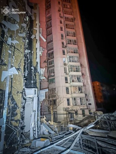 Фото 3 — Атака дронів на Одесу: сотні будинків залишилися без тепла і світла, є постраждалі (ФОТО, ВІДЕО)