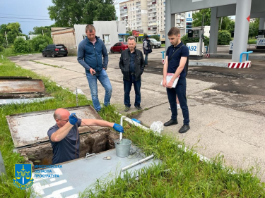 Фото 2 — В Николаевской области директора АЗС поймали на торговле "бодягой": ее продавали и бюджетным организациям (ФОТО)