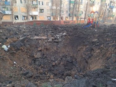 Фото 2 — Россияне ударили по Краматорску: ракета упала возле детсада (ФОТО)