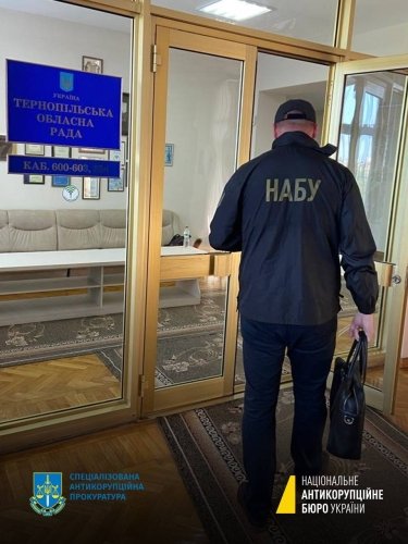 Фото 9 — НАБУ задержало главу Тернопольского облсовета и заместителей главы ОВА при получении взятки (ФОТО)