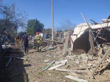 Фото 2 — 22 человека погибли в результате ракетного удара по поезду на станции Чаплино - Зеленский