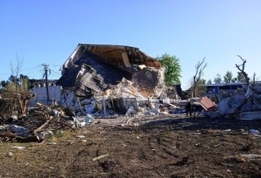 Фото 2 — Удар по пригороду Днепра. Из-под завалов дома достали тело двухлетнего ребенка