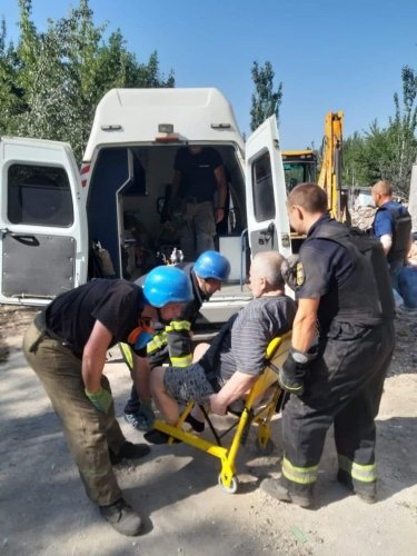 Фото 8 — Россияне обстреляли Торецк: из-под завалов разрушенного дома спасатели изъяли два тела